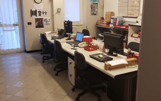Ampio ufficio con posti auto – Via Stefini